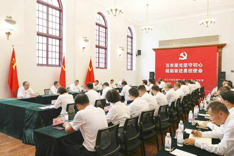 2023年7月1日，市城投集團(tuán)公司黨委開展“七一”主題黨日活動(dòng)，集團(tuán)公司黨委書記、董事長(zhǎng)余新民現(xiàn)場(chǎng)講授黨課。.jpg